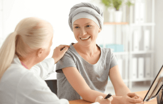 Comment prendre soin des cheveux et du cuir chevelu lors d’un cancer ?